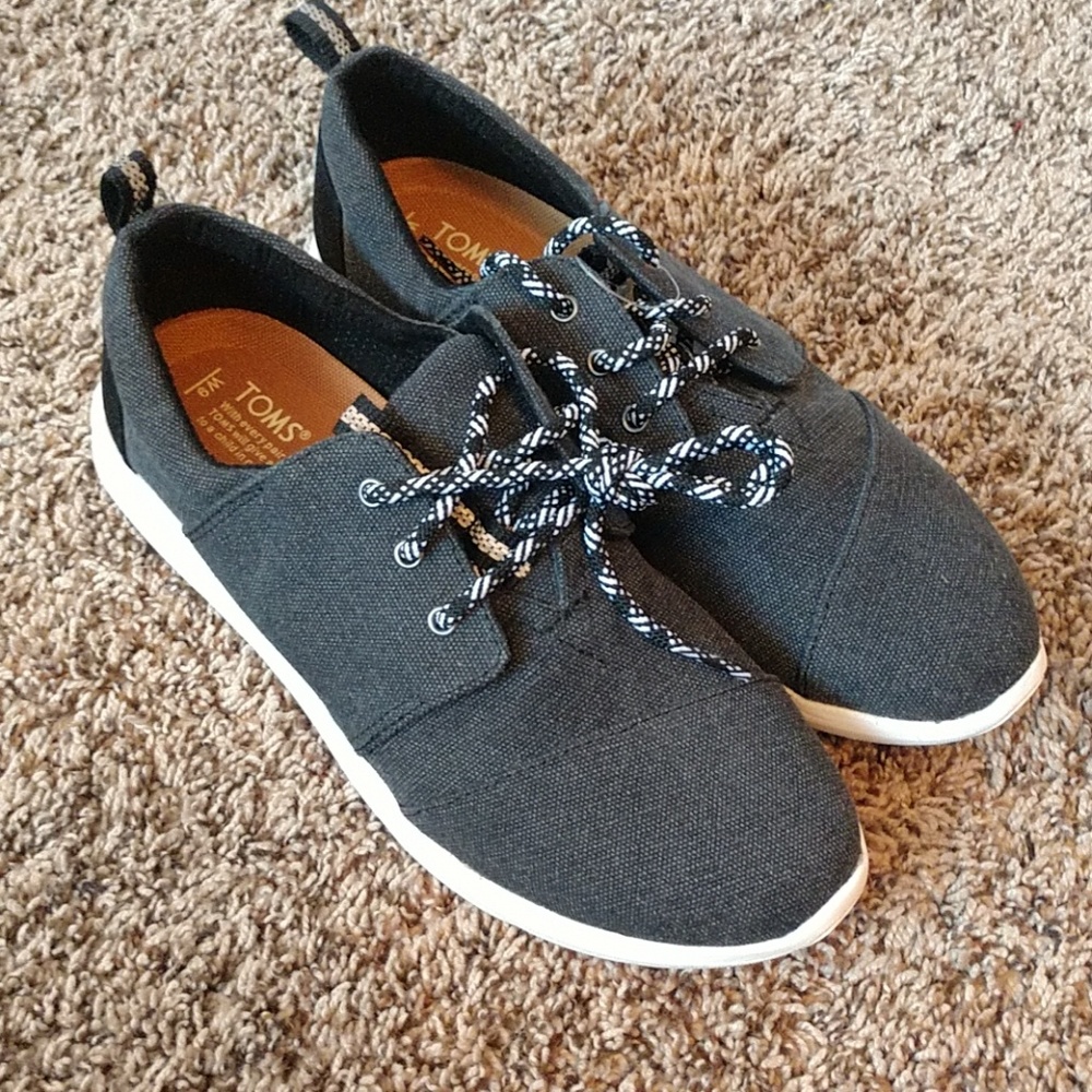 Tom's sneakers
